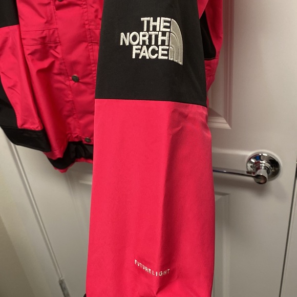 The North Face 94 Retro Mountain Light Jacket in Mr. Pink. - Picture 4 of 10